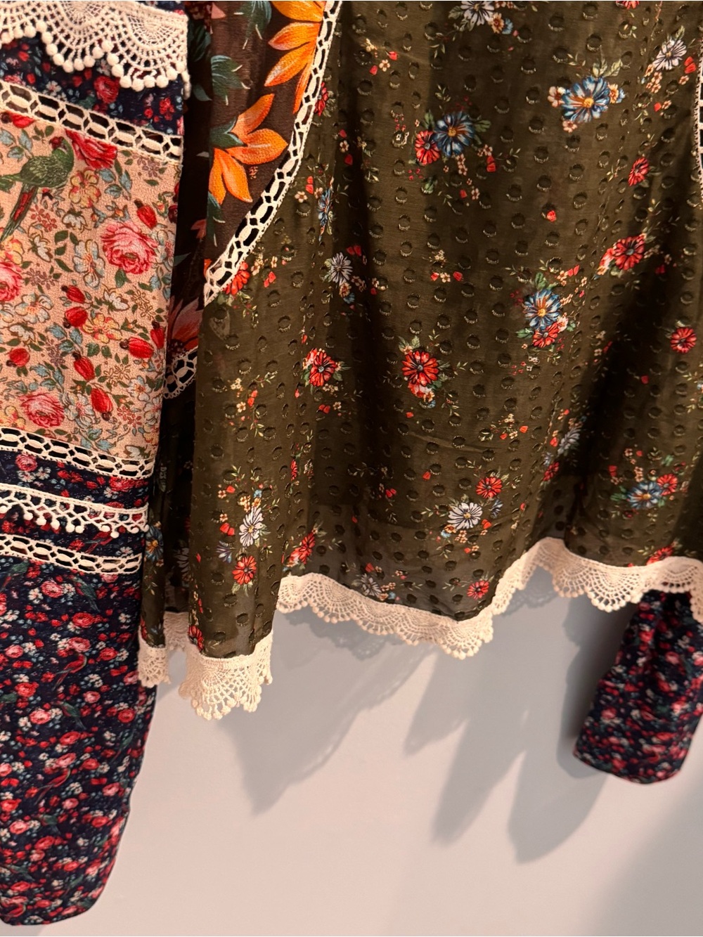 NEW Farm Rio Lace-Bib Floral Ruffle Blouse, Size M - Picture 12 of 12